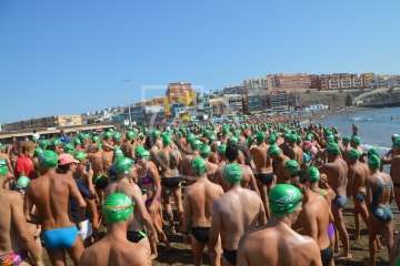  Cristo Cárdenes e Iria Otero, vencedores de la XVI Travesía a Nado de Salinetas (Foto TA)